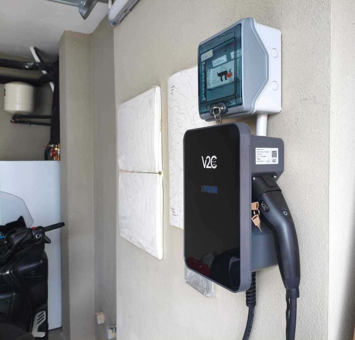 Cargador V2C con manguera para Tesla